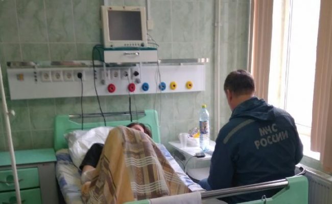 психологи МЧС беседуют с ранеными после взрыва в метро Санкт-Петербурга