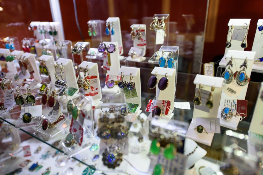 выставка сокровища петербурга ювелирные изделия украшения золото драгоценные камни