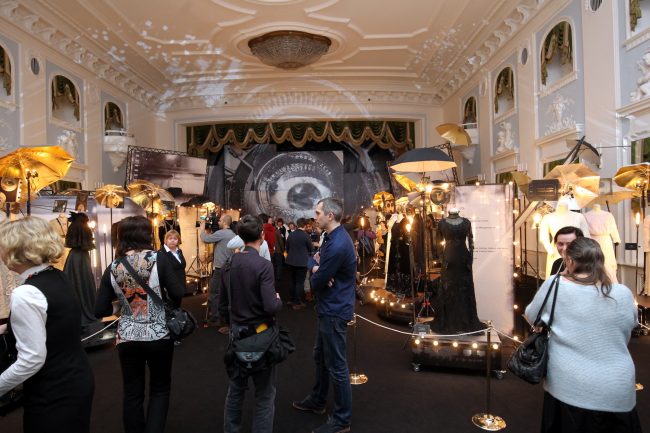 выставка как одевался великий немой исторические костюмы кинематограф большой дворец петергоф
