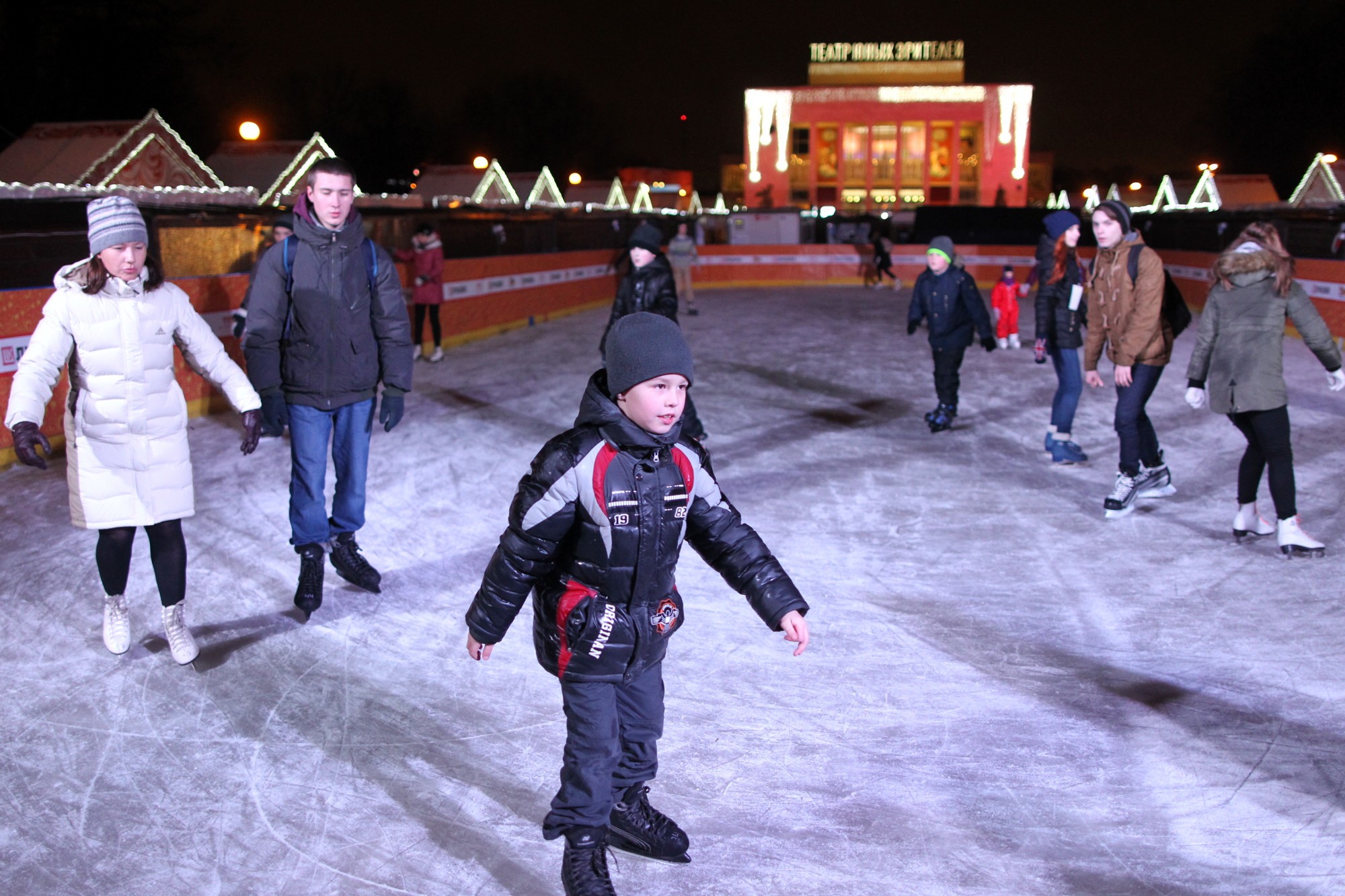 Рождественская ярмарка Пионерская площадь каток катание на коньках