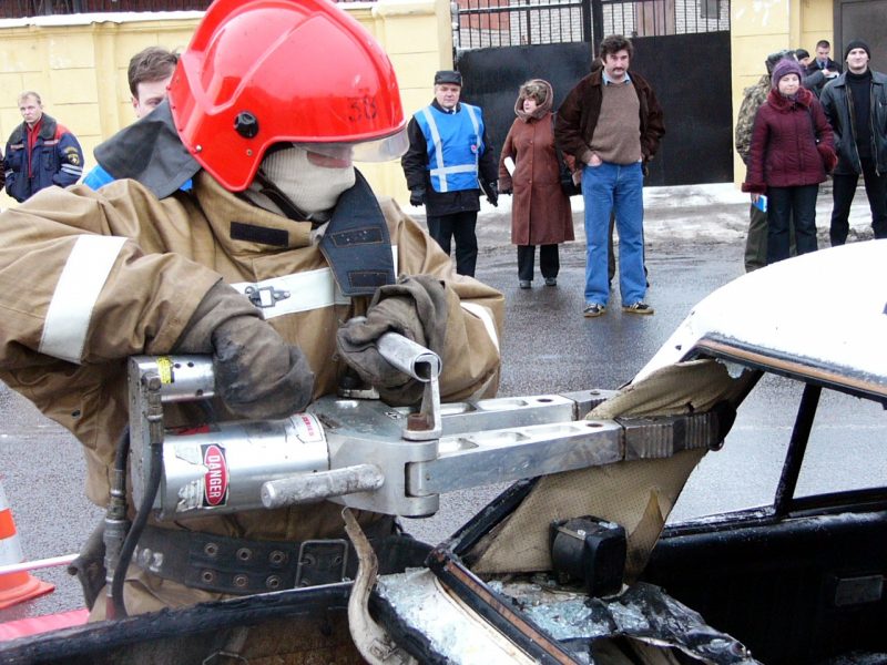 спасатели мчс гидравлический инструмент вскрытие автомобиля дтп авария учения