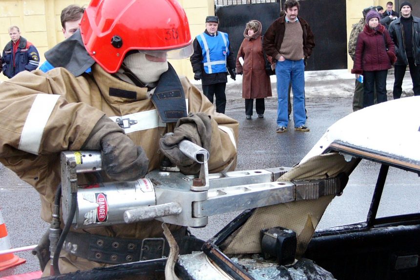 спасатели мчс гидравлический инструмент вскрытие автомобиля дтп авария учения