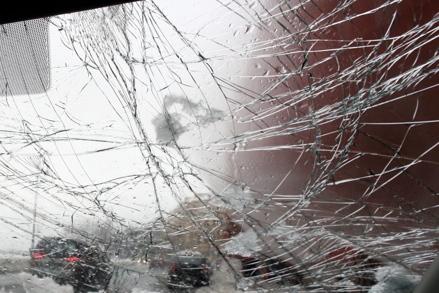 авария дтп разбитый автомобиль лобовое стекло