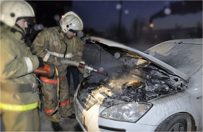пожар сгоревший автомобиль пожарные гу мчс