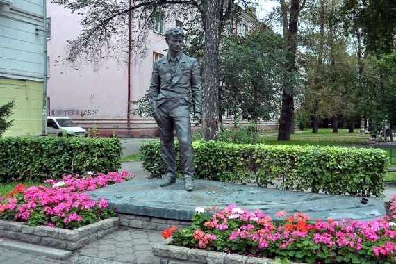 Памятник Александру Вампилову. Фото с сайта wikimapia.org