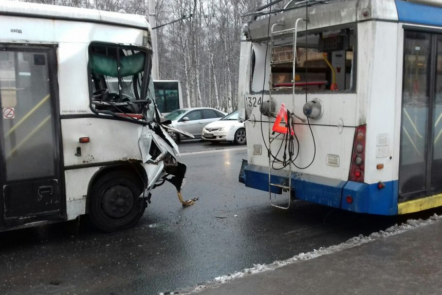 дтп авария столкновение троллейбус маршрутка проспект ветеранов
