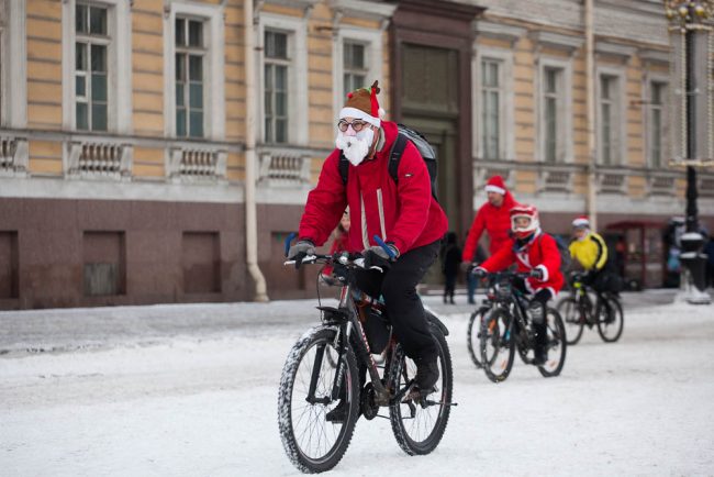 велопробег дедов морозов и снегурочек велосипеды