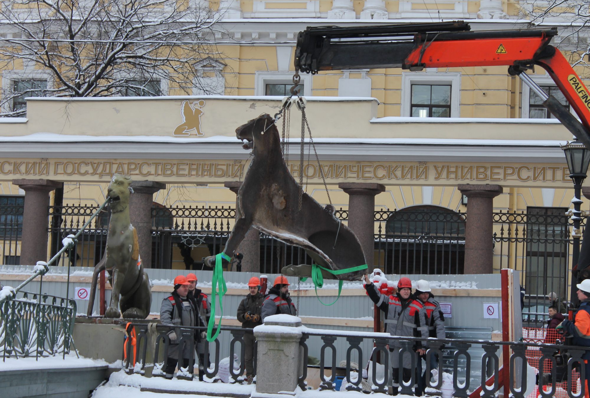 грифоны на мосту в санкт петербурге