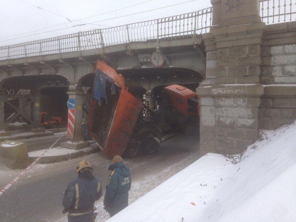Аварии на мостах фото. Дтп на императорском мосту сегодня в ульяновске. Аварии на мостах фото. Грузовик въехал в опору моста. Аварии на мостах фото.