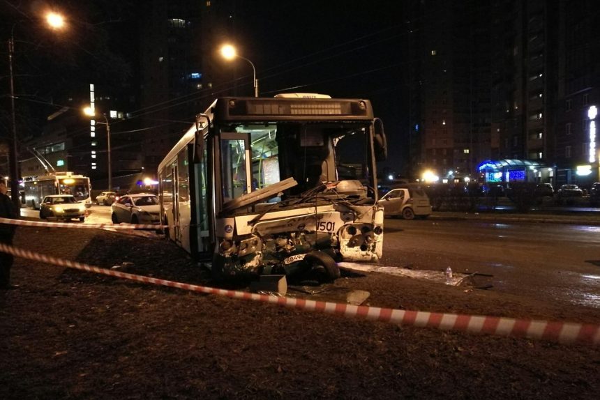 дтп авария столкновение автобус улица белы куна