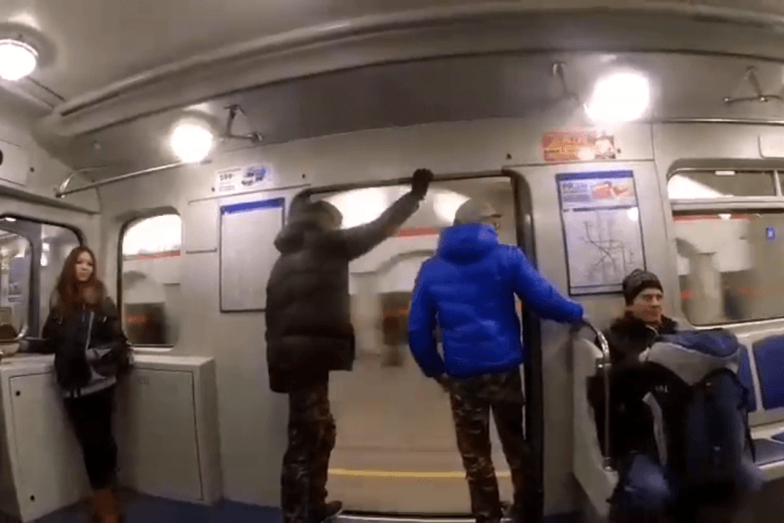 Метро, двери