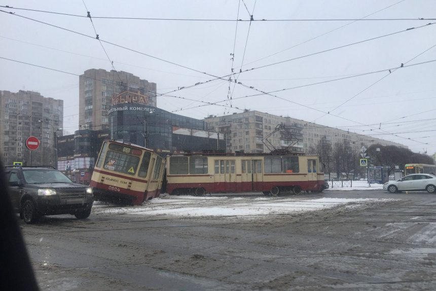 трамвай пополам
