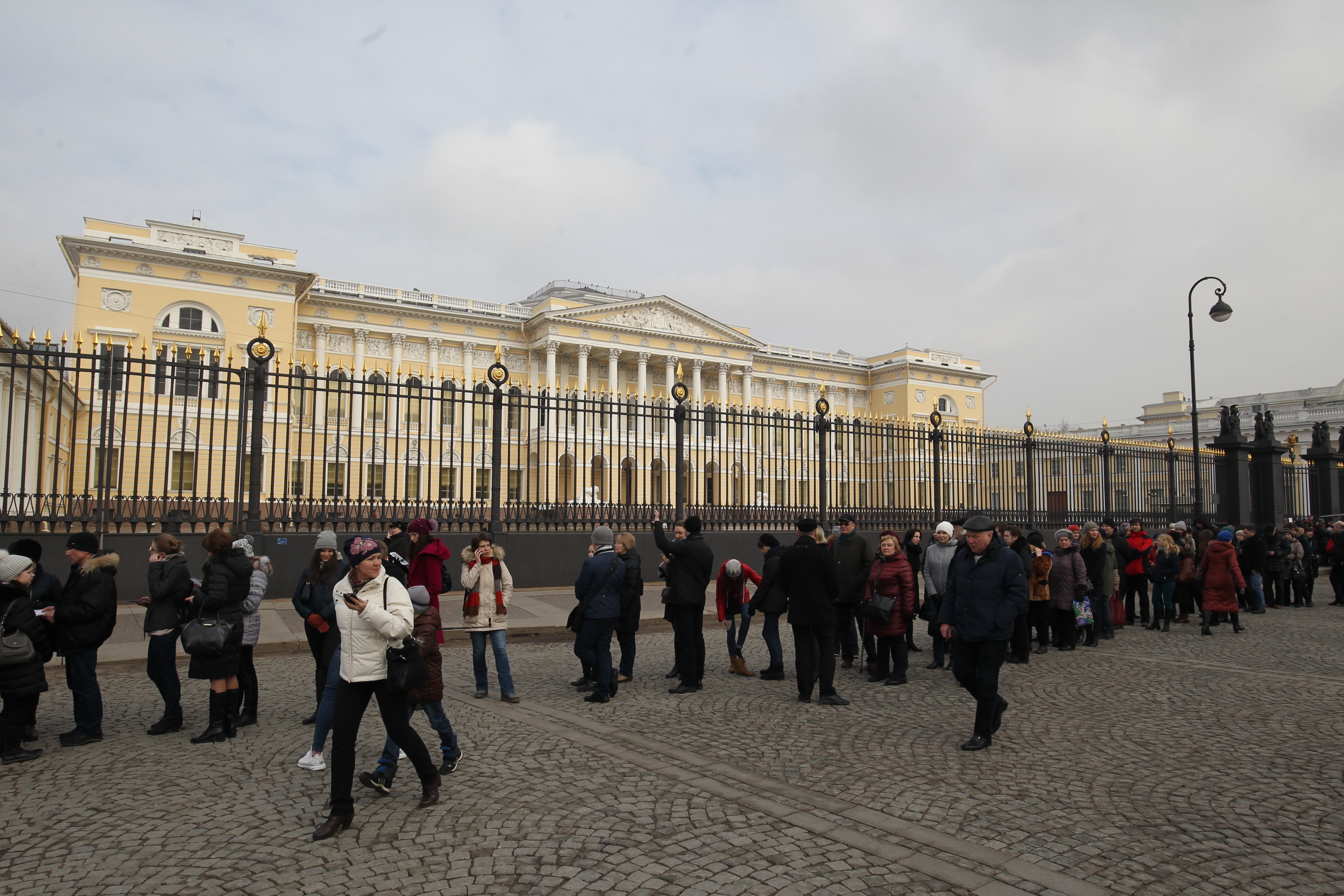 Фото сотрудников русского музея в Санкт-Петербурге. Русский музей реконструкция 1999.