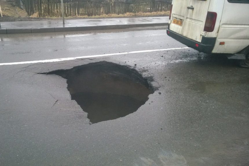 Яма в асфальте