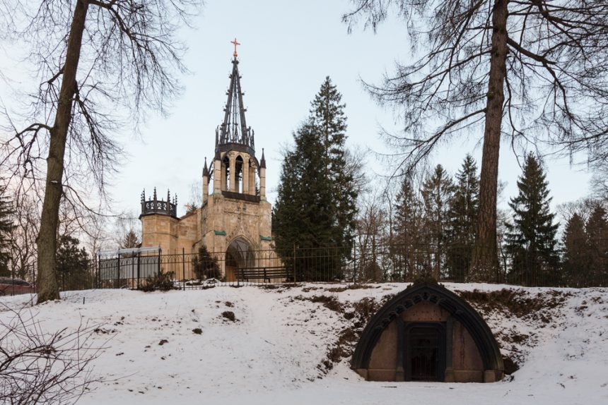 шуваловский парк церковь склеп