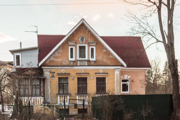 Скамейка блока в шуваловском парке