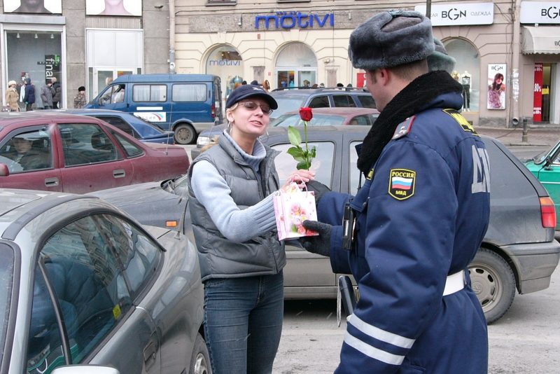 8 марта автомобилистка девушка за рулём дпс гибдд полиция подарки цветы