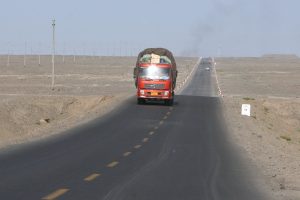 грузовик автомобиль шоссе пустыня такла-макан китай синьцзян-уйгурский автономный район