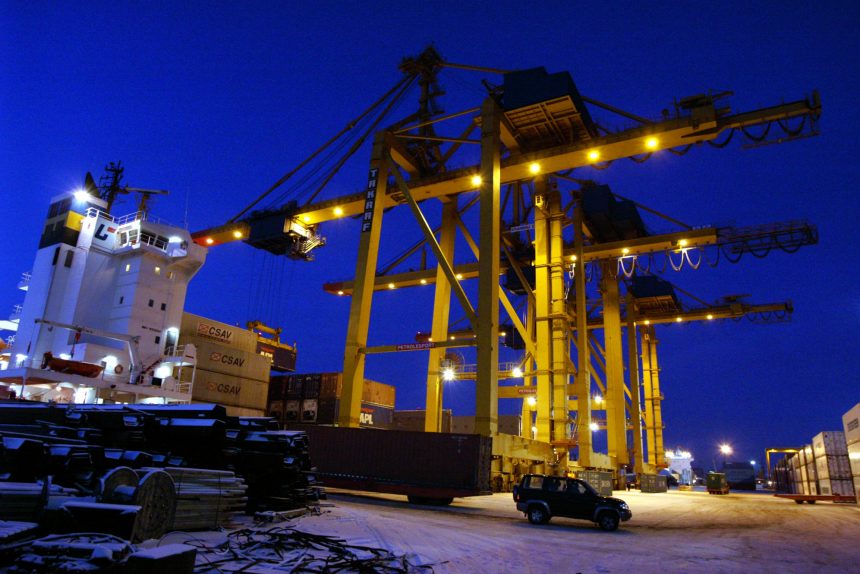 морской порт контейнеры погрузчик