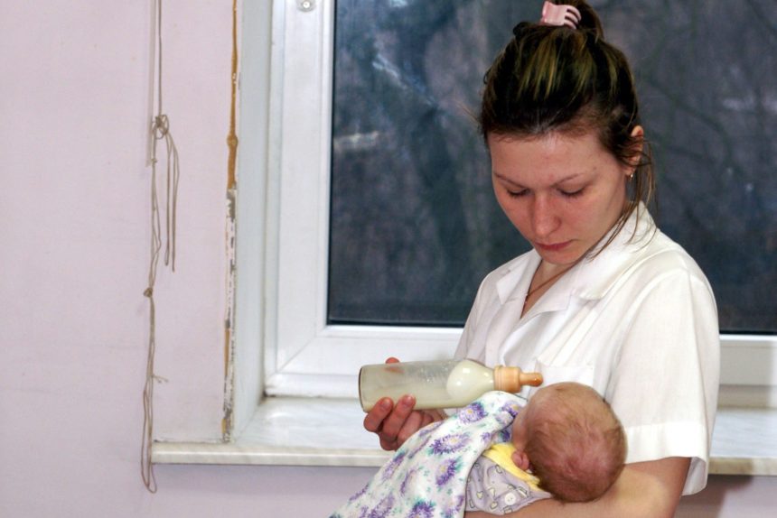 В Петербурге семьям с новорожденными будут вручать подарочные наборы
