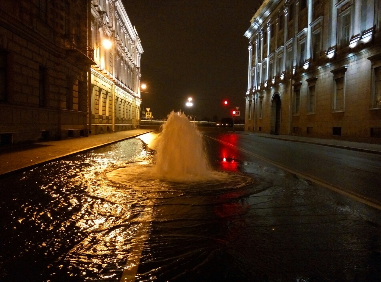 Фонтан воды забил на улице в петербурге из за прорыва трубы