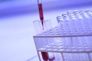 наука ученые лаборатория химия биология кровь доноры пробирки препараты медицина врачи