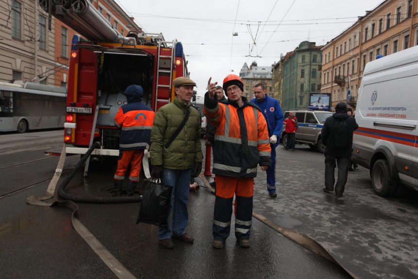 полиция оцепление теракты взрывы в метро петербурга