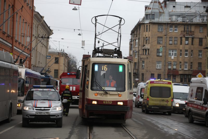 полиция пожарные мчс оцепление теракты взрывы в метро петербурга трамвай 16