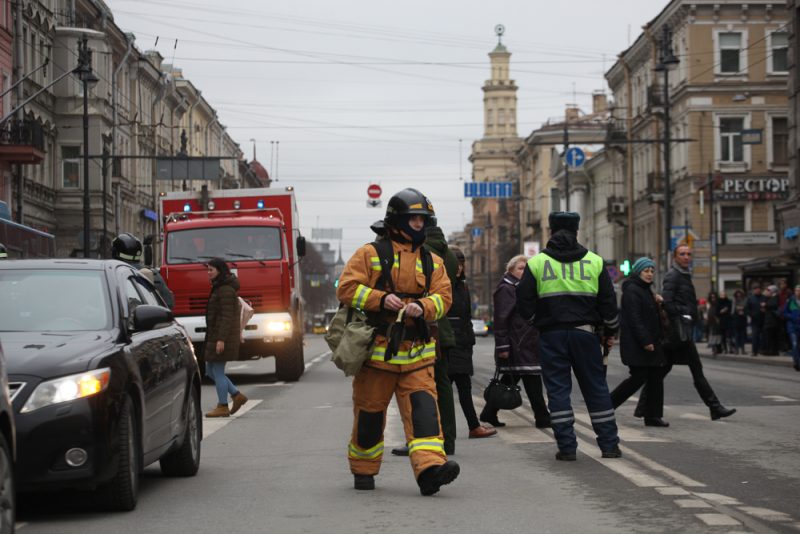 полиция дпс пожарные мчс оцепление теракты взрывы в метро петербурга