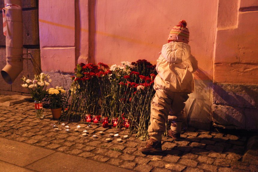 возложение цветов станция метро технологический институт теракт взрыв в метро петербурга