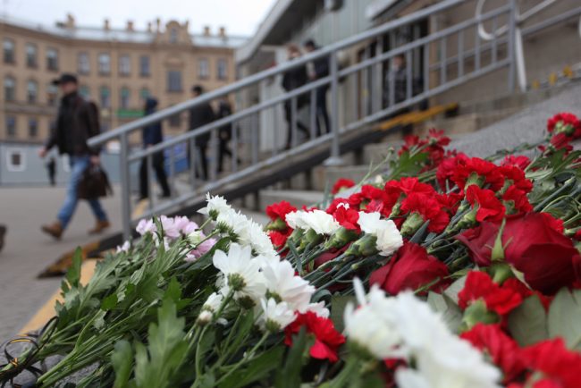 импровизированный мемориал спасская сенная взрыв в петербургском метро