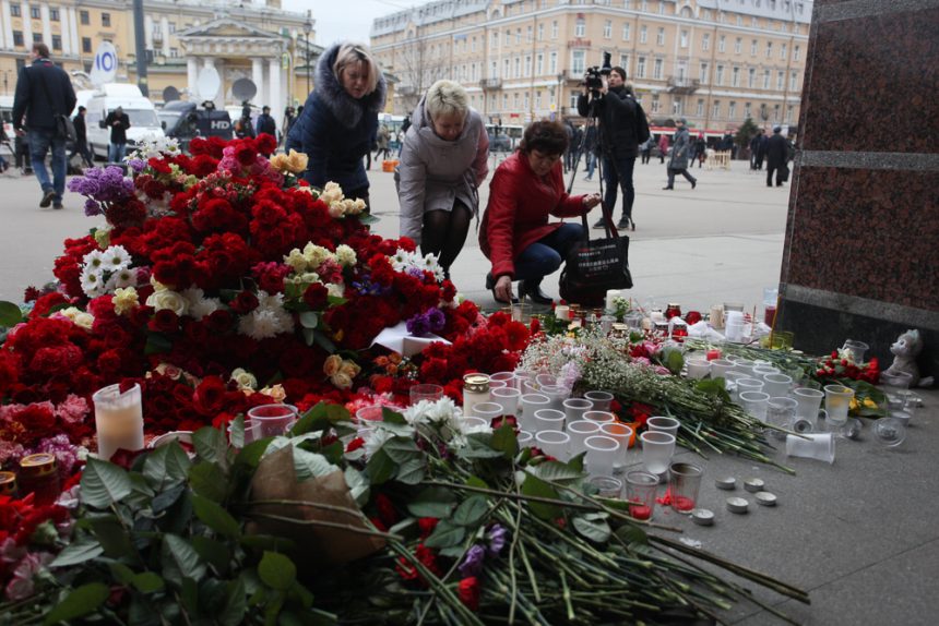 импровизированный мемориал спасская сенная взрыв в петербургском метро