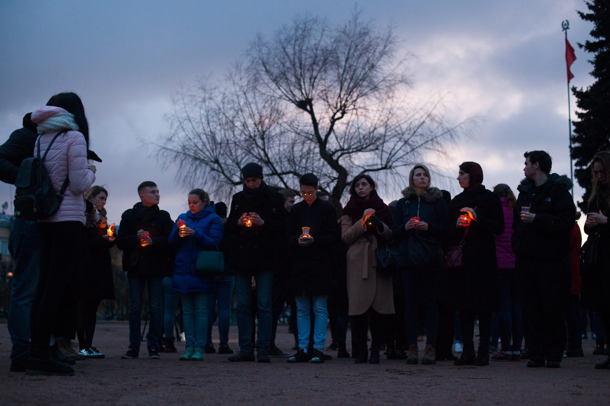 Пикник вечер памяти жертв теракта. Около 150 человек. 150 Человек. Волонтеры Победы Огненная картина Марсово.