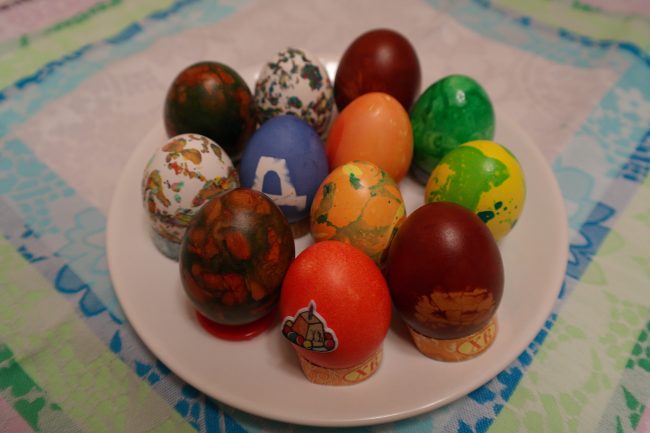 5 оригинальных способов покрасить яйца на Пасху