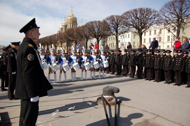 курсанты военные моряки проводы парусника Юный Балтиец