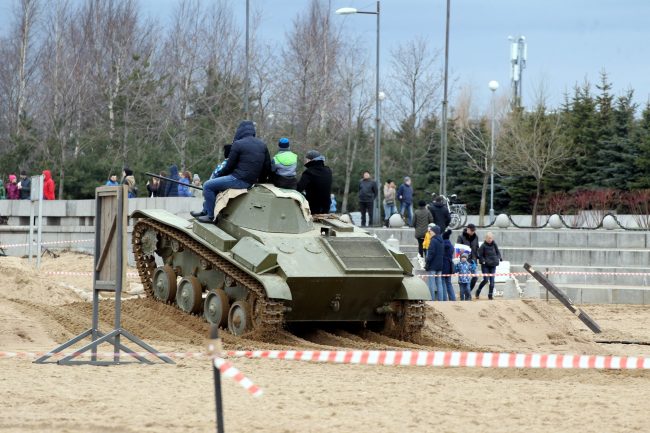 фестиваль боевая сталь реконструкторы танки парк 300-летия