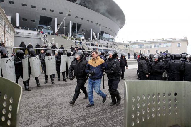 зенит-арена стадион санкт-петербург арена футбольные фанаты беспорядки пиротехника пожар пожарные мчс омон задержание
