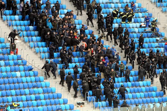 зенит-арена стадион санкт-петербург арена футбольные фанаты беспорядки пиротехника пожар пожарные мчс омон