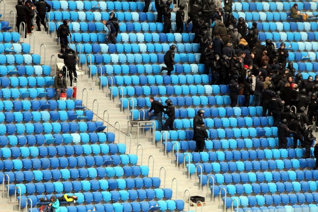 зенит-арена стадион санкт-петербург арена футбольные фанаты беспорядки пиротехника пожар пожарные мчс омон