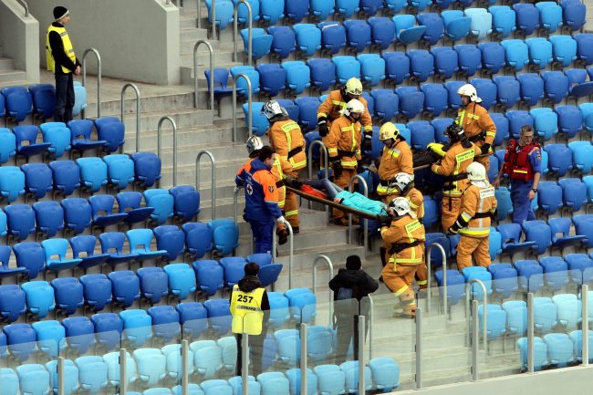 зенит-арена стадион санкт-петербург арена футбольные фанаты беспорядки пиротехника пожар пожарные мчс