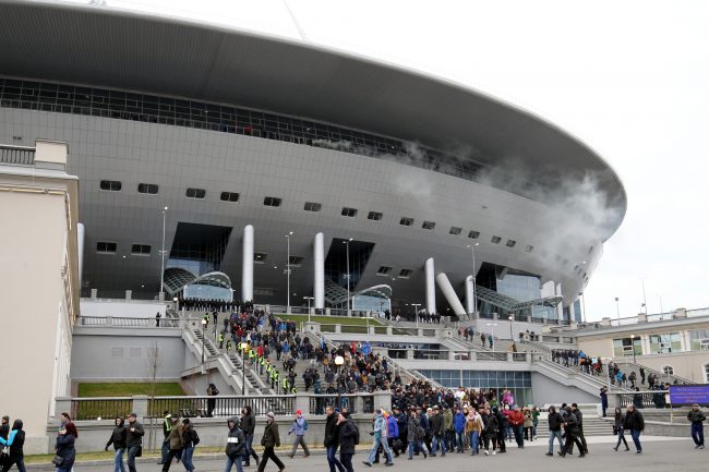 зенит-арена стадион санкт-петербург арена футбольные фанаты беспорядки пиротехника пожар пожарные мчс эвакуация