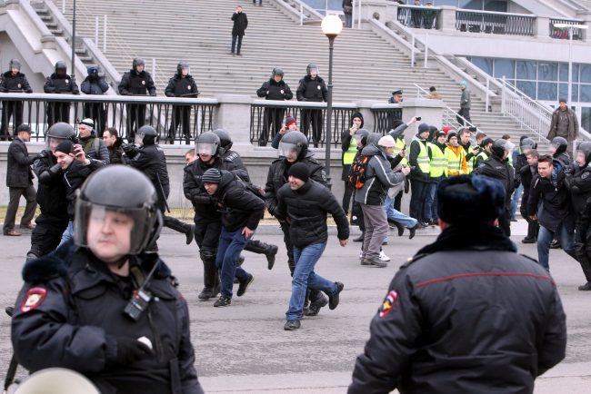 зенит-арена стадион санкт-петербург арена футбольные фанаты беспорядки пиротехника пожар пожарные мчс омон задержание