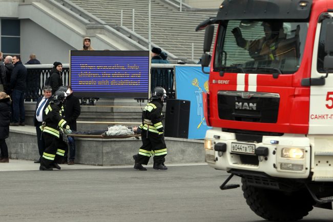 зенит-арена стадион санкт-петербург арена футбольные фанаты беспорядки пиротехника пожар пожарные мчс эвакуация раненых