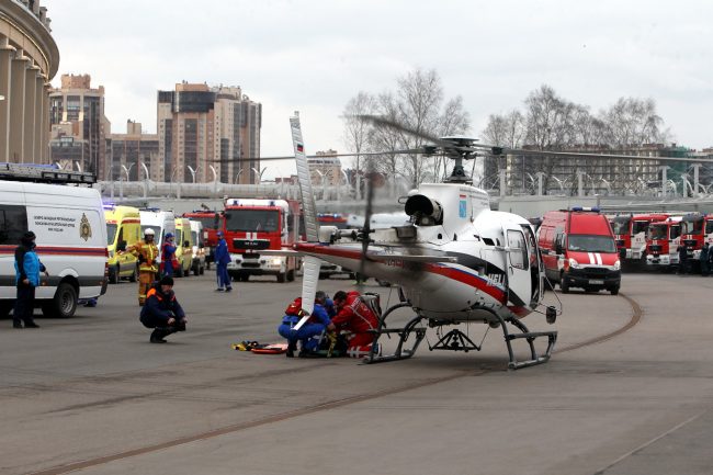 зенит-арена стадион санкт-петербург арена футбольные фанаты беспорядки пиротехника пожар пожарные мчс эвакуация раненых вертолёт