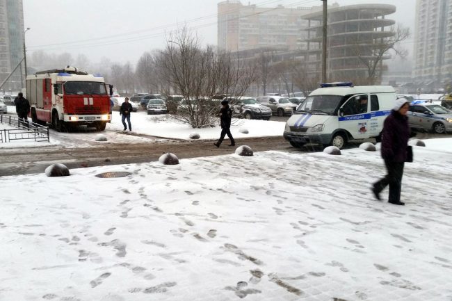 Около библиотеки на улице Одоевского произошёл взрыв, пострадал юноша