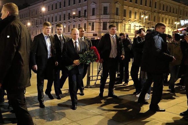 теракт взрыв в метро петербурга владимир путин возложение цветов станция метро технологический институт путин возлагает цветы