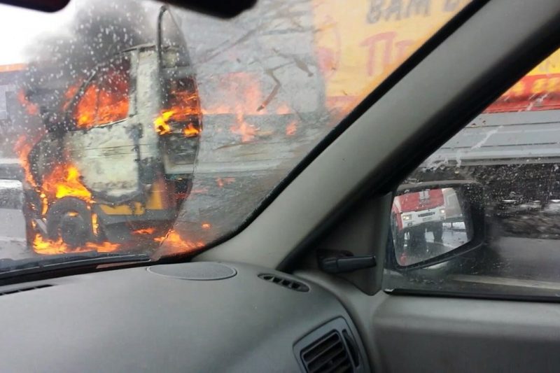 горящий автомобиль