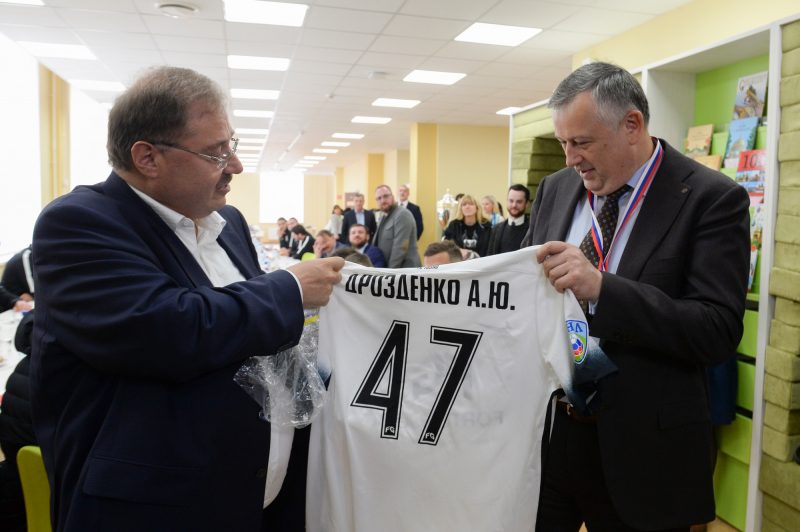 Александр Дрозденко губернатор Ленинградской области футболка футбольного клуба Тосно