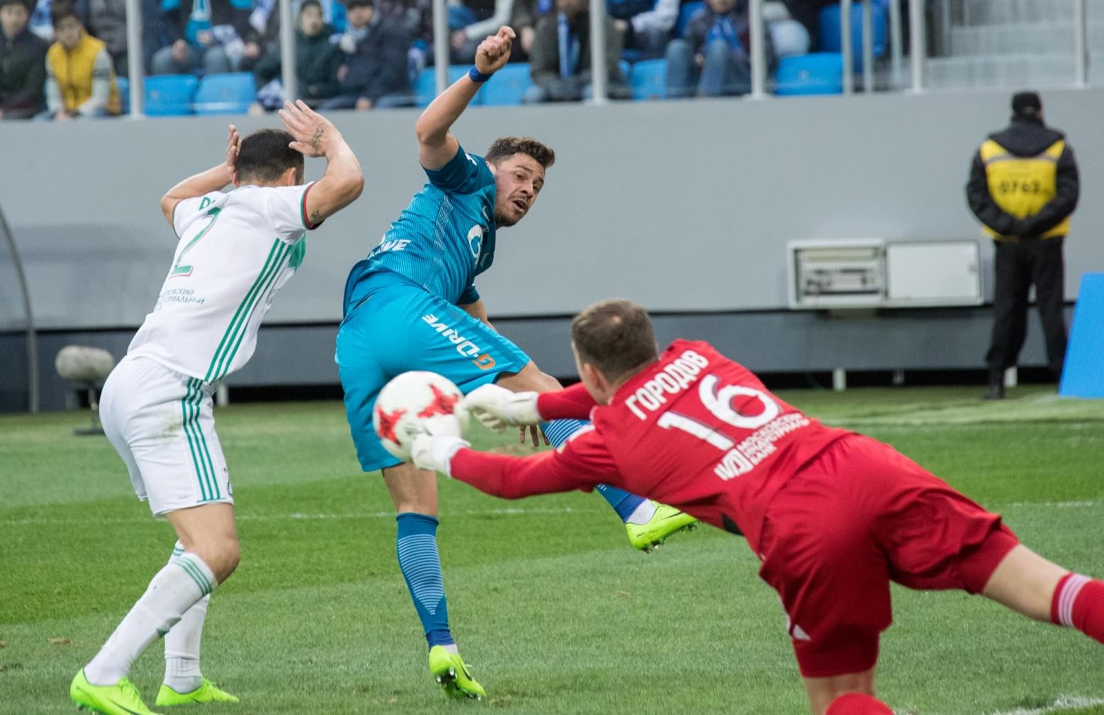 Проиграл со счетом. Чемпионат футбол Россия 2016. Футбол фото в синей форме.