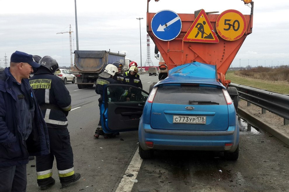 Дтп в питере сегодня со смертельным. ДТП Ивеко въехала в машину дорожной службы.